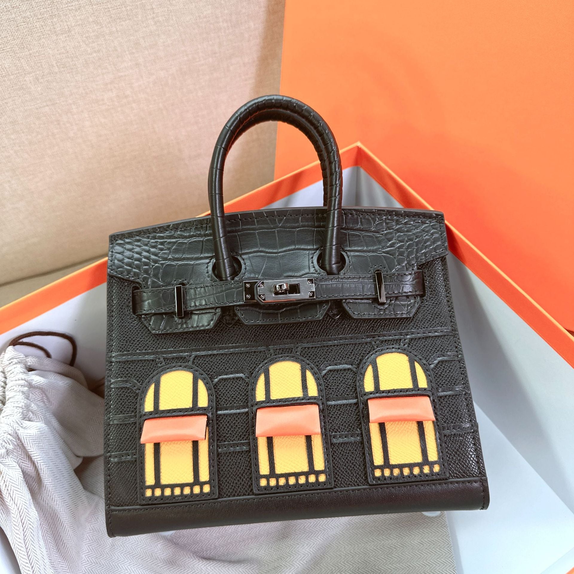 House-Shaped Top Handle Bag in Pebbled Grain Leather – Three Sizes detail image 3