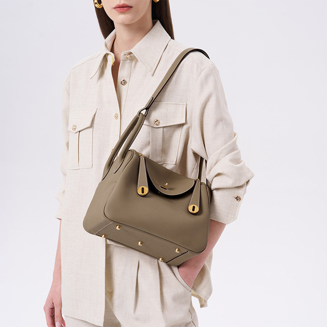 Pebbled Grain Leather Shoulder Bag with Gold Hardware – Small and Medium Sizes detail image 4