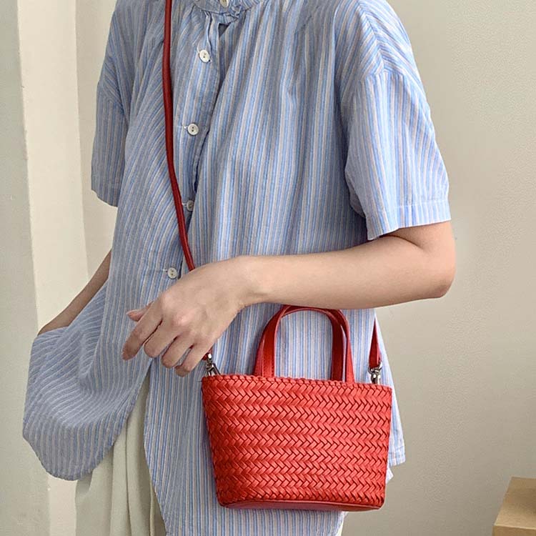 Hand-Woven Cowhide Tote Bag with Crossbody Strap in Five Colors detail image 9