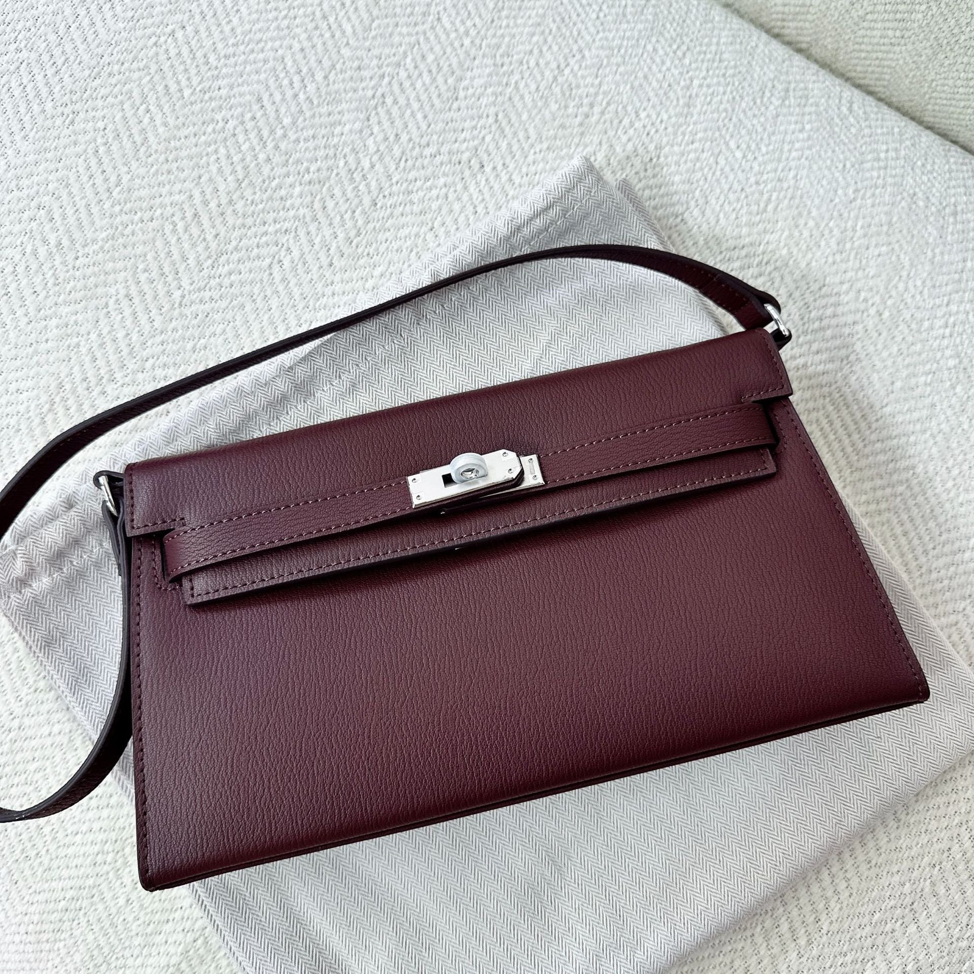 Elan Top Handle Hobo Bag with Detachable Shoulder Strap detail image 11