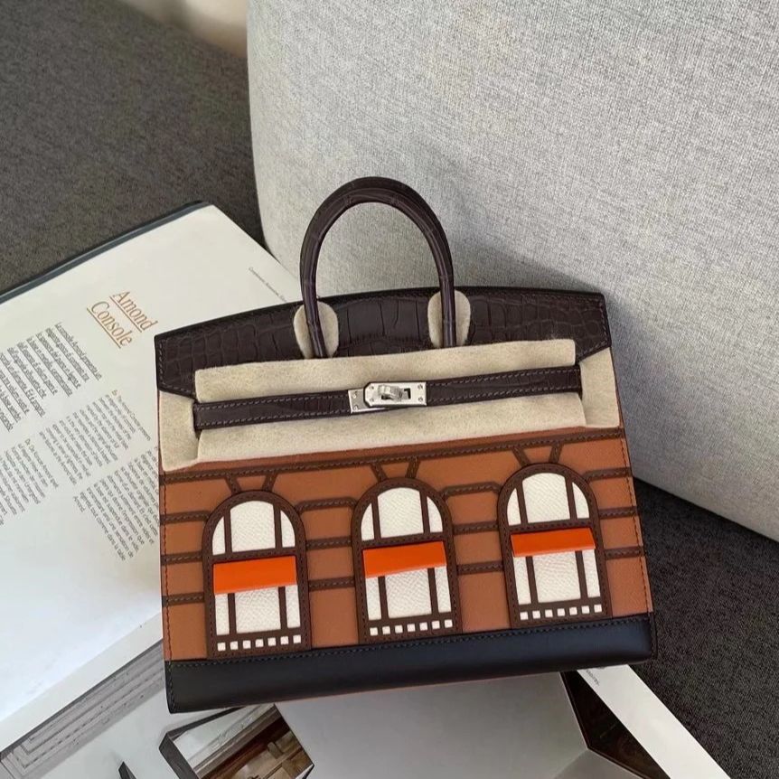 House-Shaped Top Handle Bag in Pebbled Grain Leather – Three Sizes detail image 4