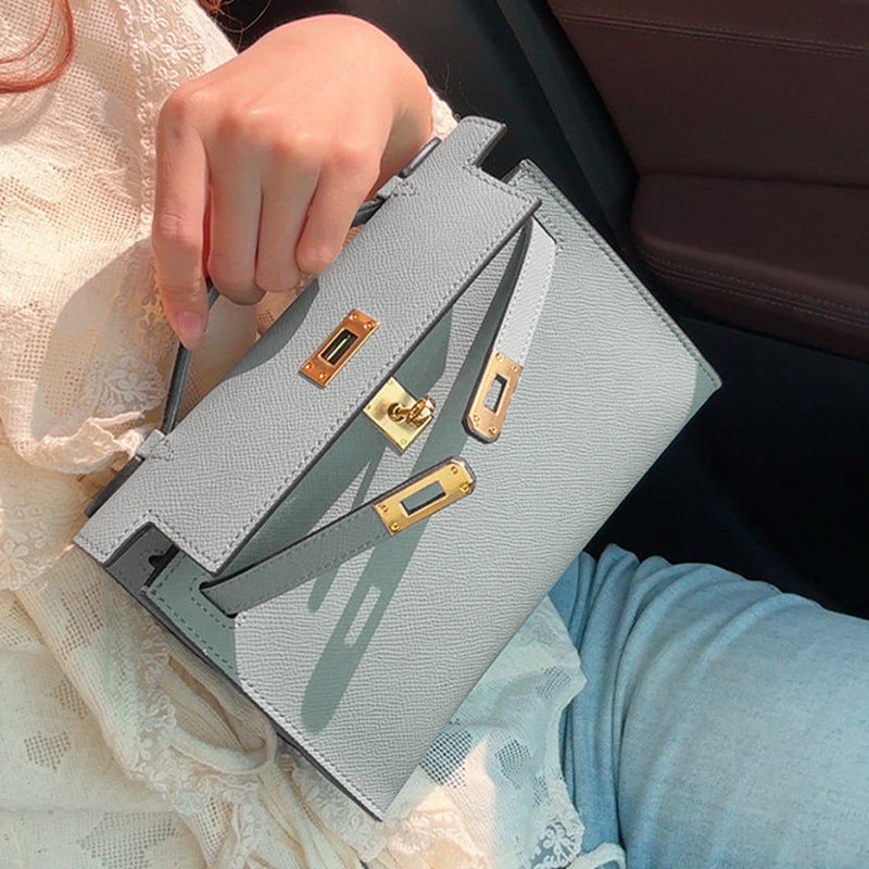 Fine Embossed Grain Leather Pochette Shoulder Bag with Detachable Straps detail image 4