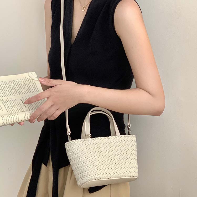Hand-Woven Cowhide Tote Bag with Crossbody Strap in Five Colors detail image 3