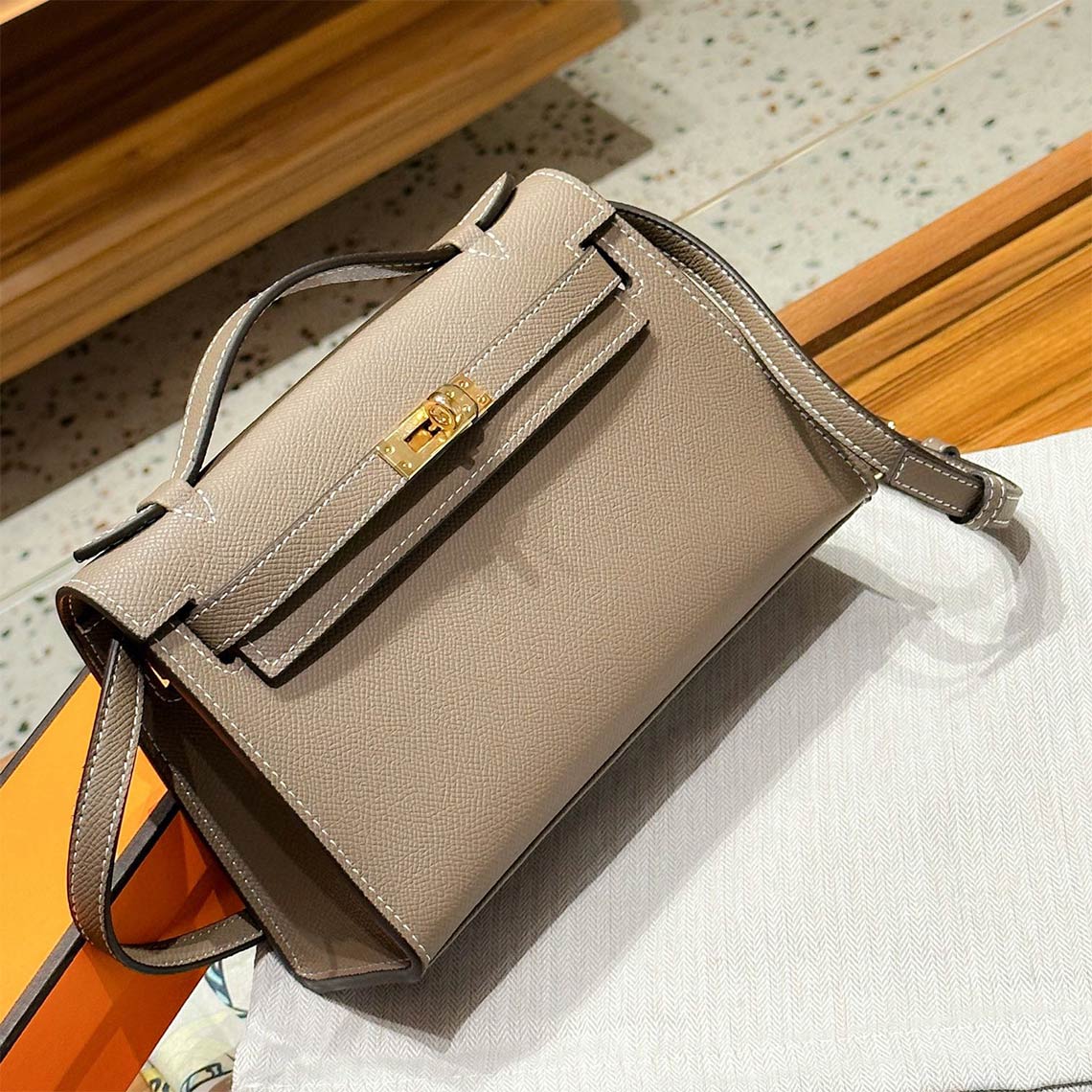 Small Leather Top Handle Bag with Adjustable Strap for Women detail image 4