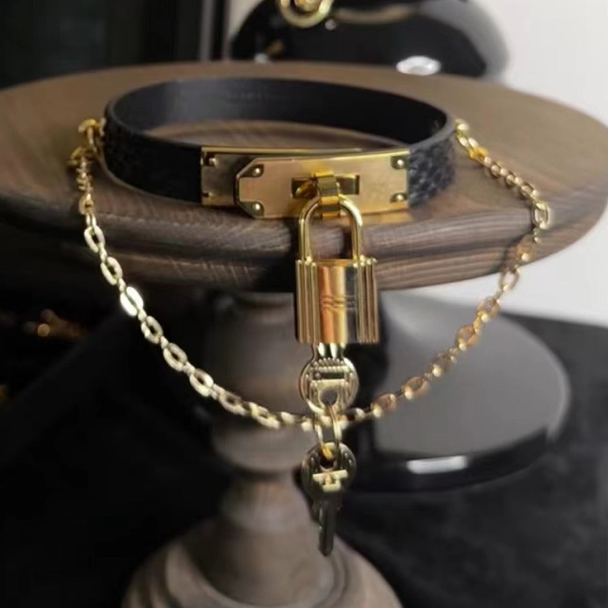 Metal Bag Charm Keychain with Lock and Two Keys detail image 2