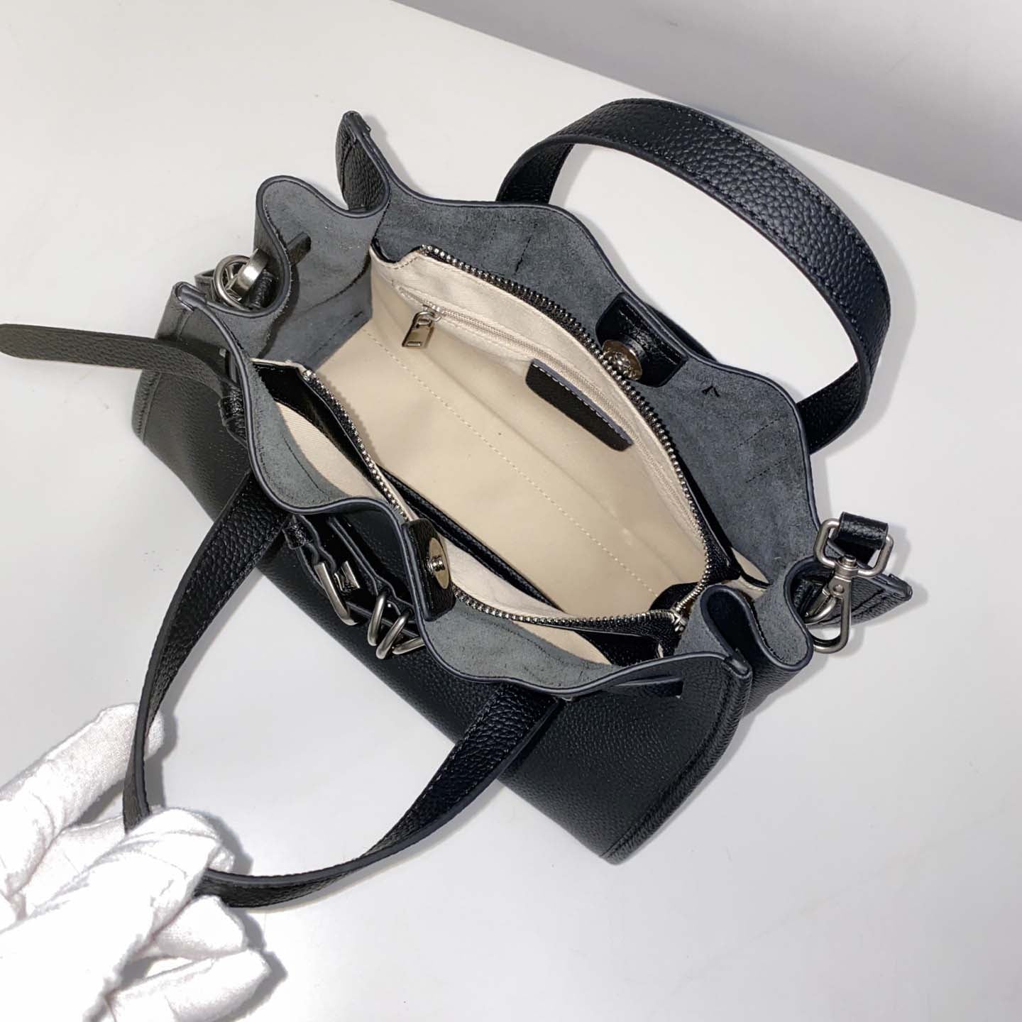 Pebbled Grain Leather Tote Bag with Crossbody Strap detail image 15