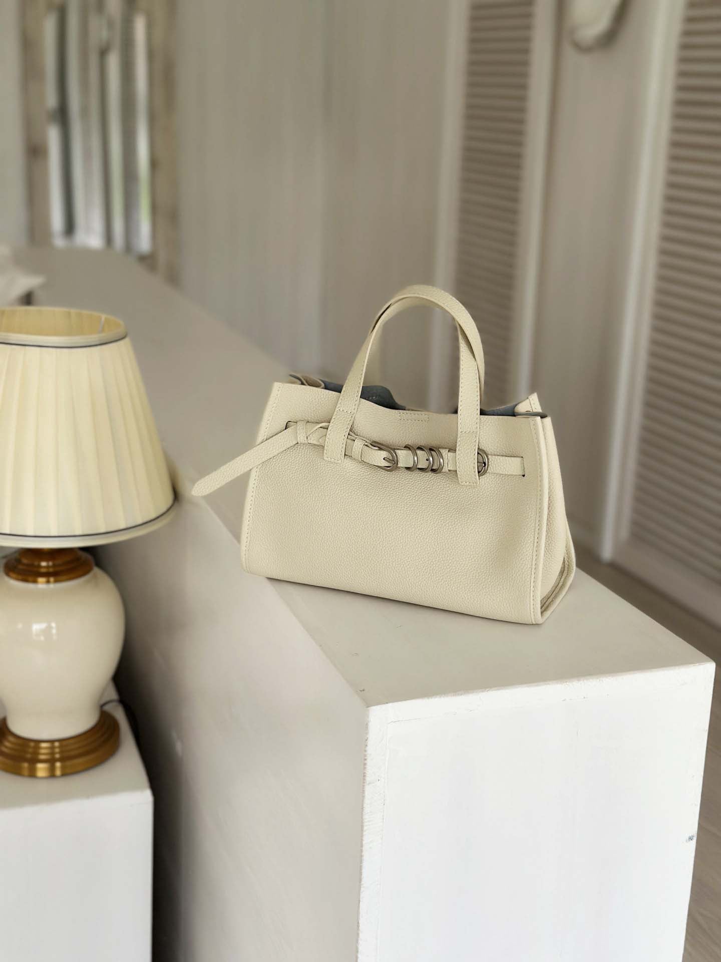 Pebbled Grain Leather Tote Bag with Crossbody Strap detail image 9