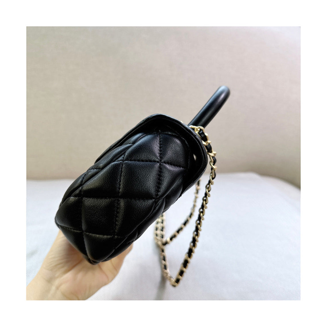 Quilted Sheep Leather Flap Handbag with Gold-Tone Chain Strap detail image 5