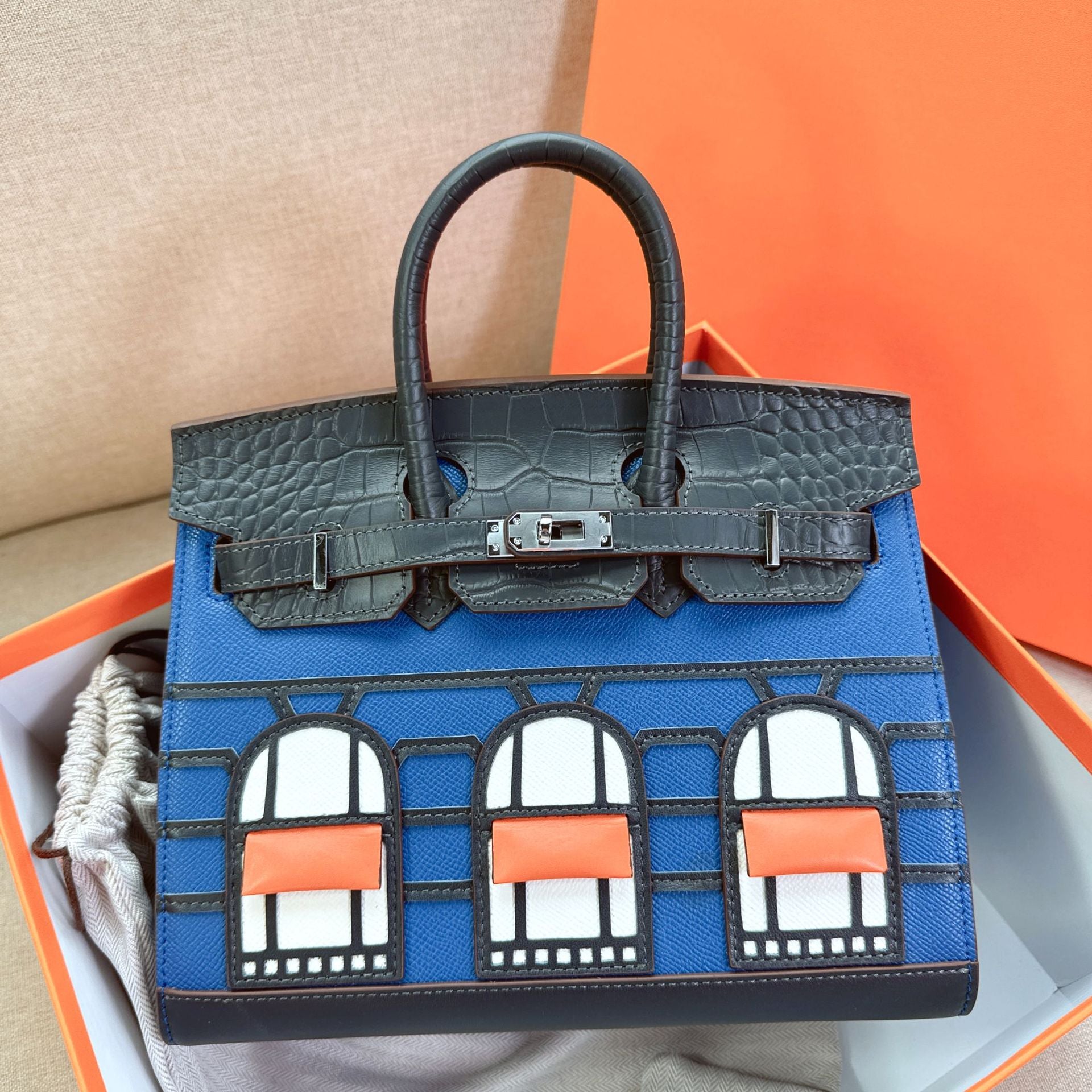 House-Shaped Top Handle Bag in Pebbled Grain Leather – Three Sizes detail image 7