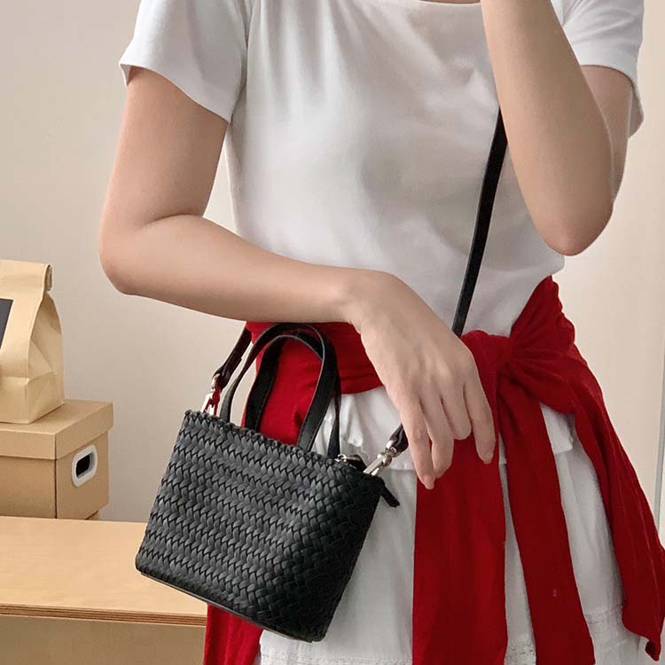 Hand-Woven Cowhide Tote Bag with Crossbody Strap in Five Colors detail image 7