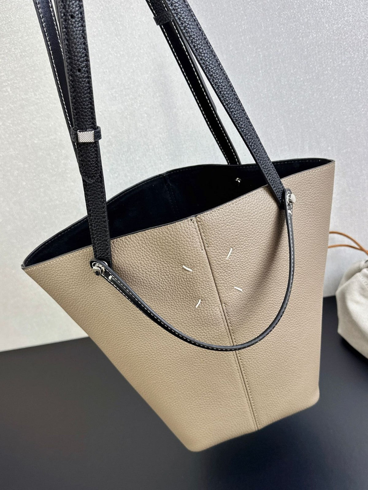 Top Grain Leather Bucket Bag with Shoulder Strap – Small and Large Sizes detail image 4