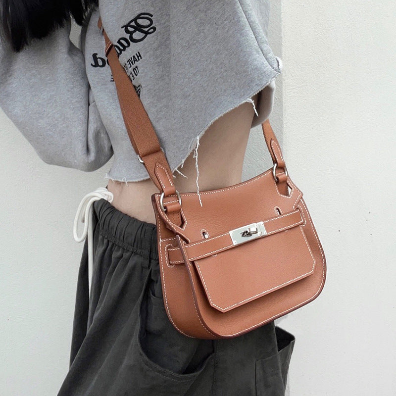 Unisex Leather Messenger Bag with Adjustable Shoulder Strap detail image 2