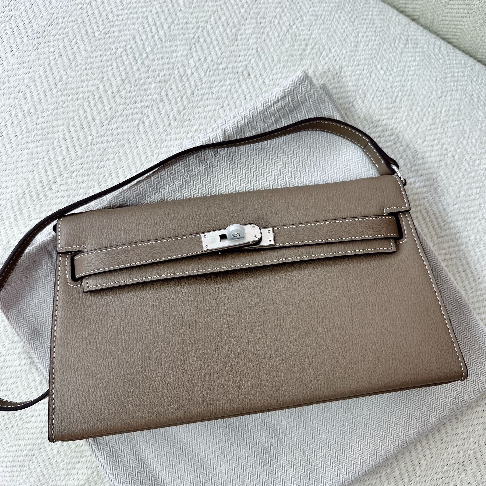 Elan Top Handle Hobo Bag with Detachable Shoulder Strap detail image 10
