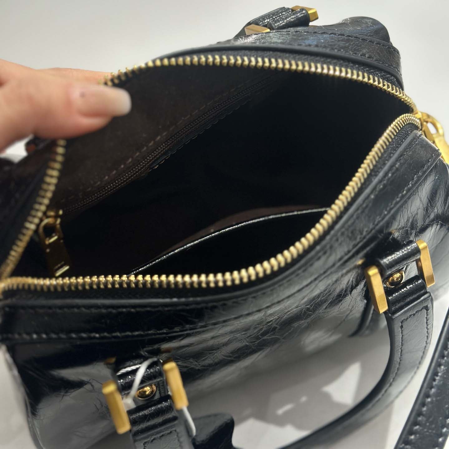 Retro Leather Boston Barrel Bag | Compact & Chic detail image 8