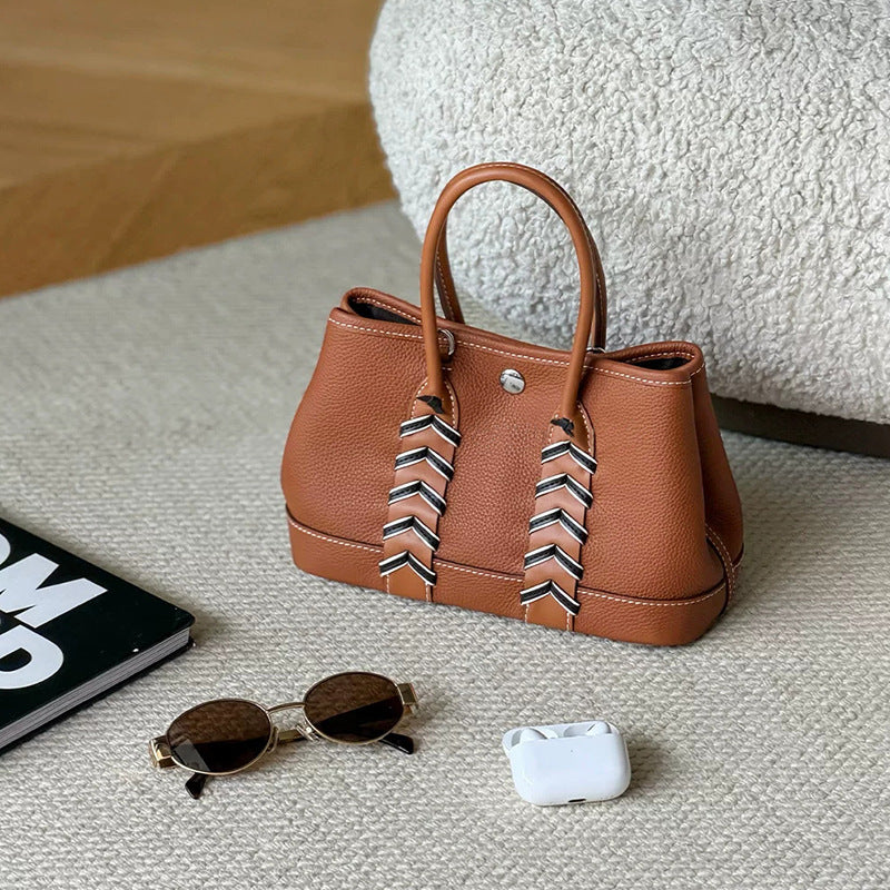 Neo Tote Handbag in Pebbled Grain Leather with Detachable Strap detail image 4