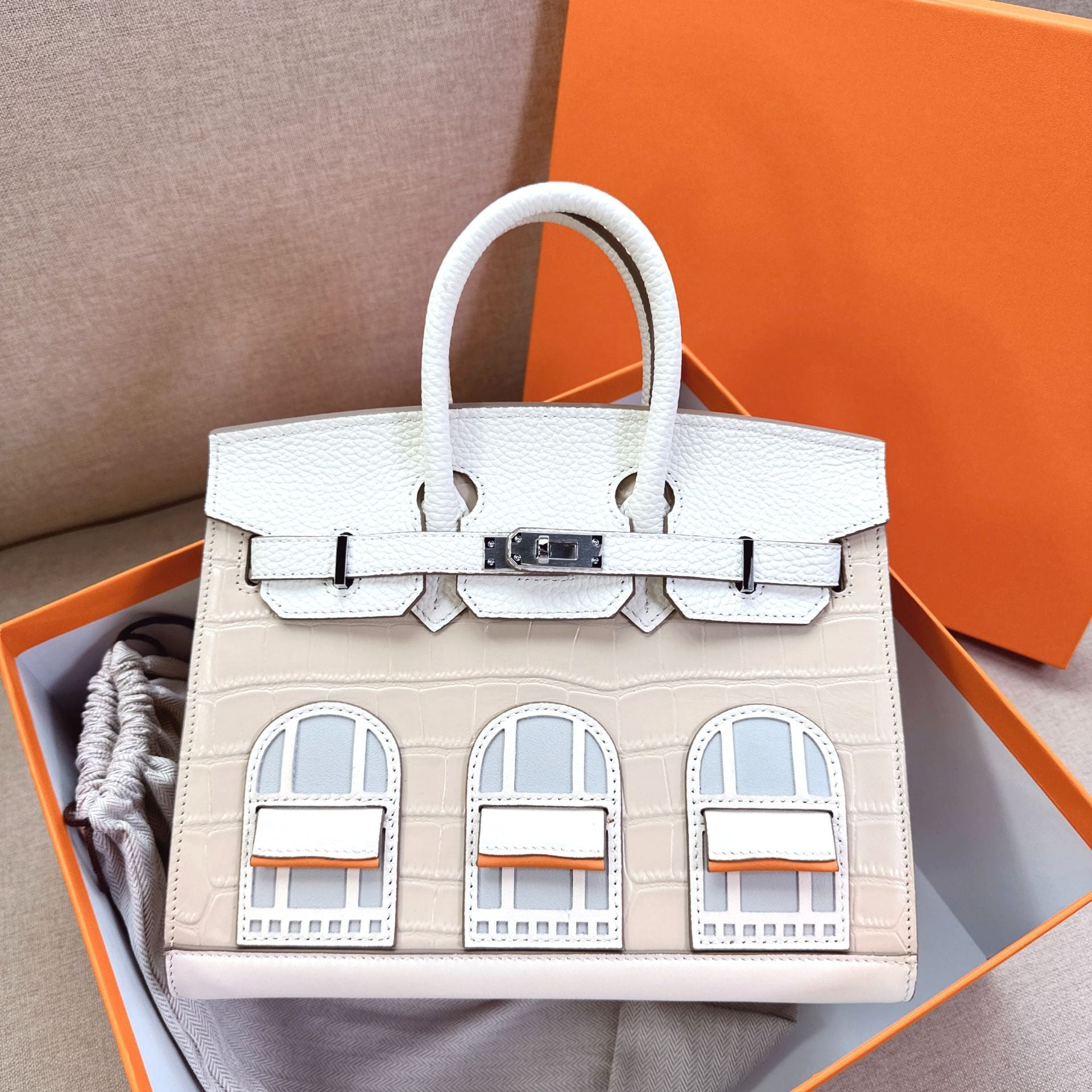 House-Shaped Top Handle Bag in Pebbled Grain Leather – Three Sizes detail image 6