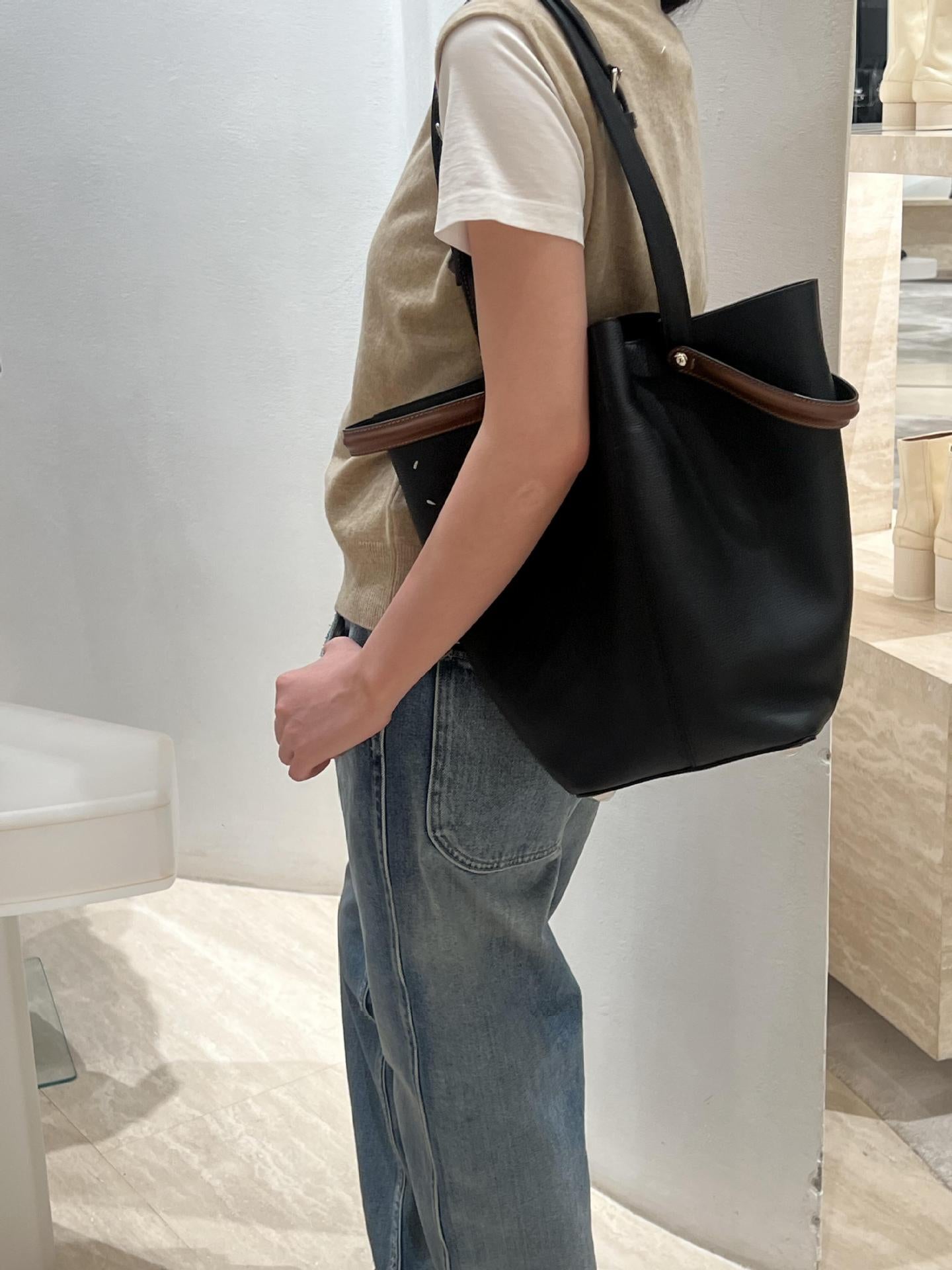 Top Grain Leather Bucket Bag with Shoulder Strap – Small and Large Sizes detail image 3