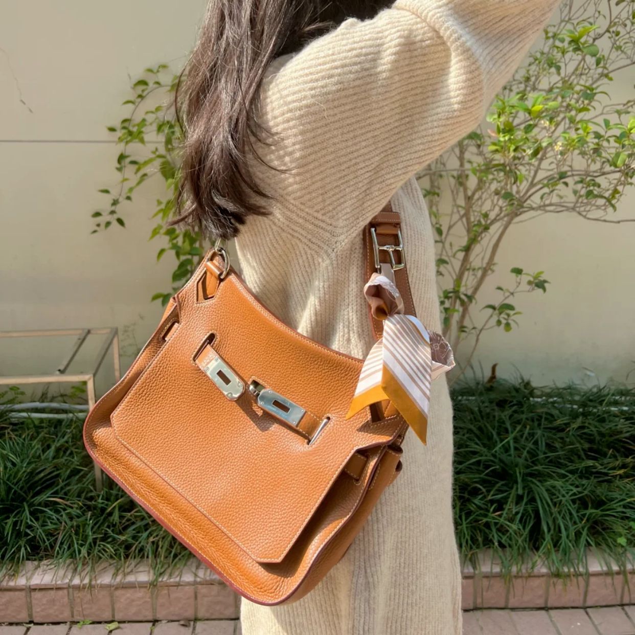 Top Grain Leather Messenger Shoulder Bag with Adjustable Strap detail image 2