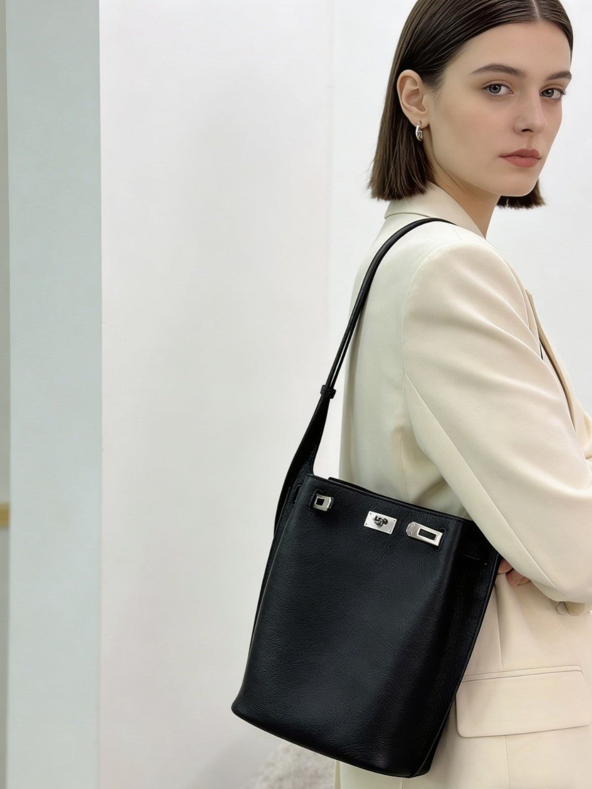 Bucket Bag in Top Grain Leather with Adjustable Strap detail image 2