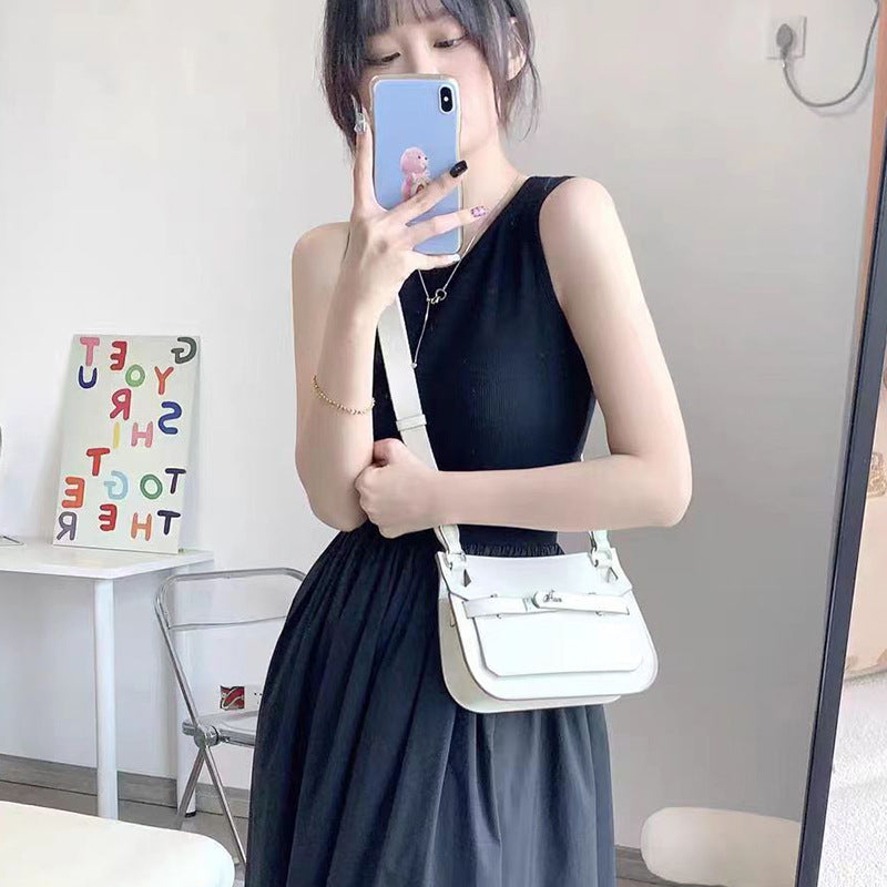 Unisex Leather Messenger Bag with Adjustable Shoulder Strap detail image 4