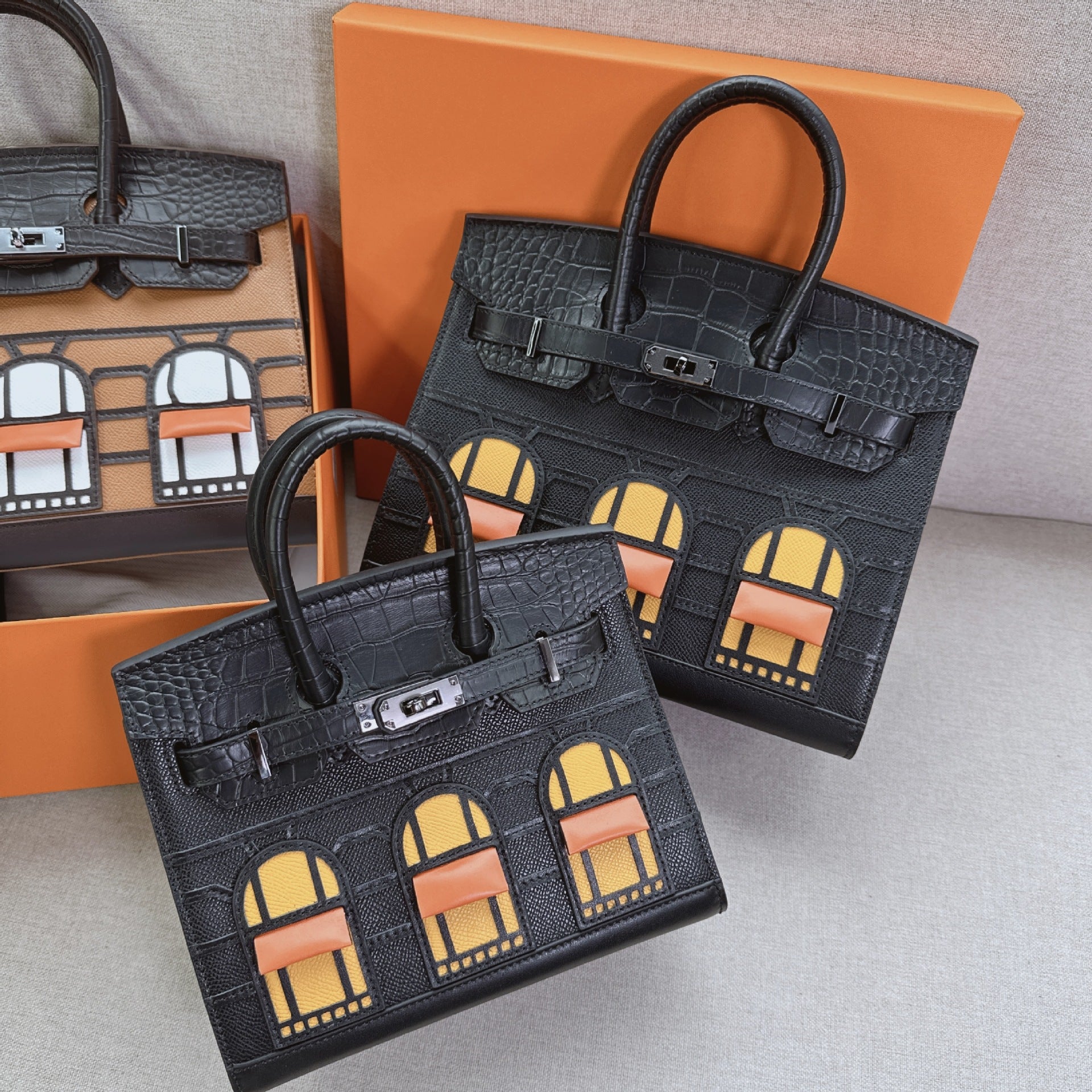 House-Shaped Top Handle Bag in Pebbled Grain Leather – Three Sizes detail image 1