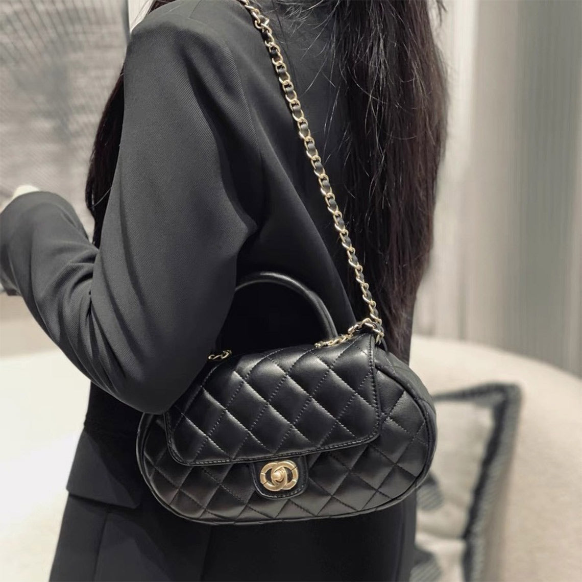 Quilted Sheep Leather Flap Handbag with Gold-Tone Chain Strap detail image 2