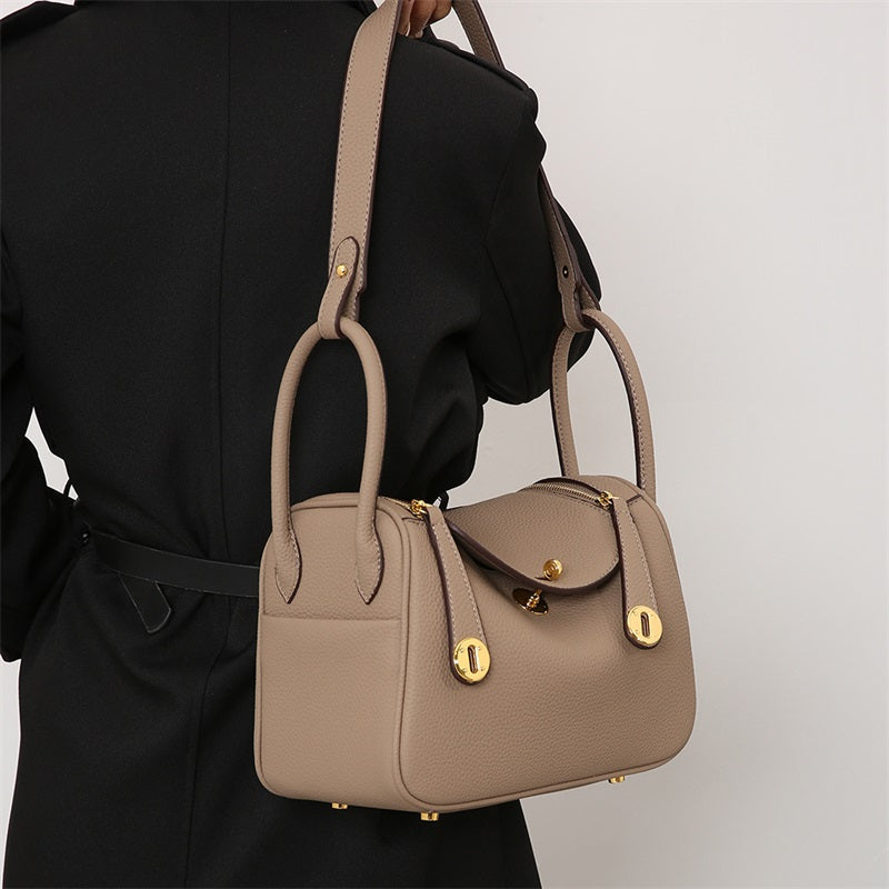 PU Leather Shoulder Bag with Golden Hardware – Three Sizes, Five Colors detail image 2