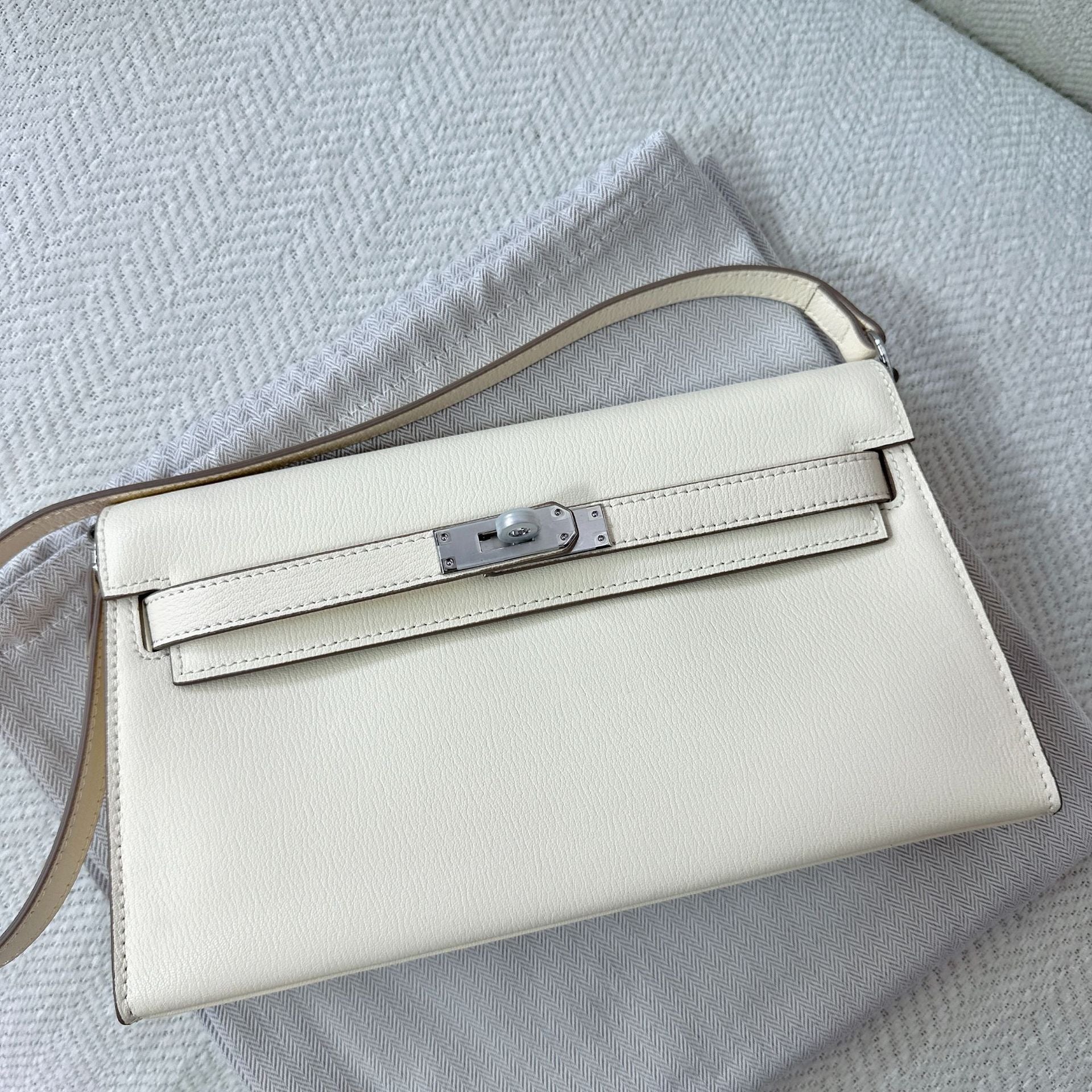 Elan Top Handle Hobo Bag with Detachable Shoulder Strap detail image 12