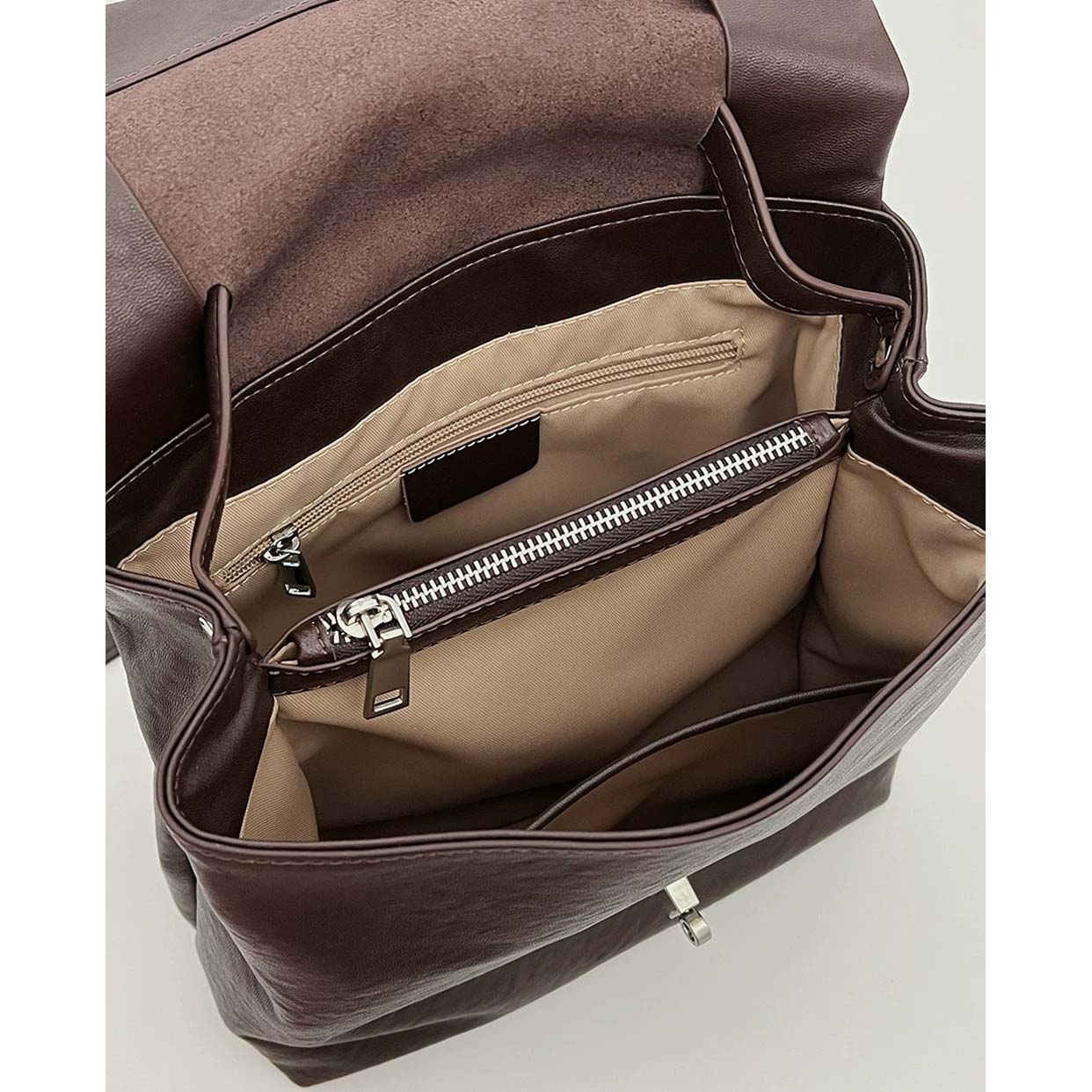 Vegetable-Tanned Cowhide Vintage Flap Backpack detail image 5