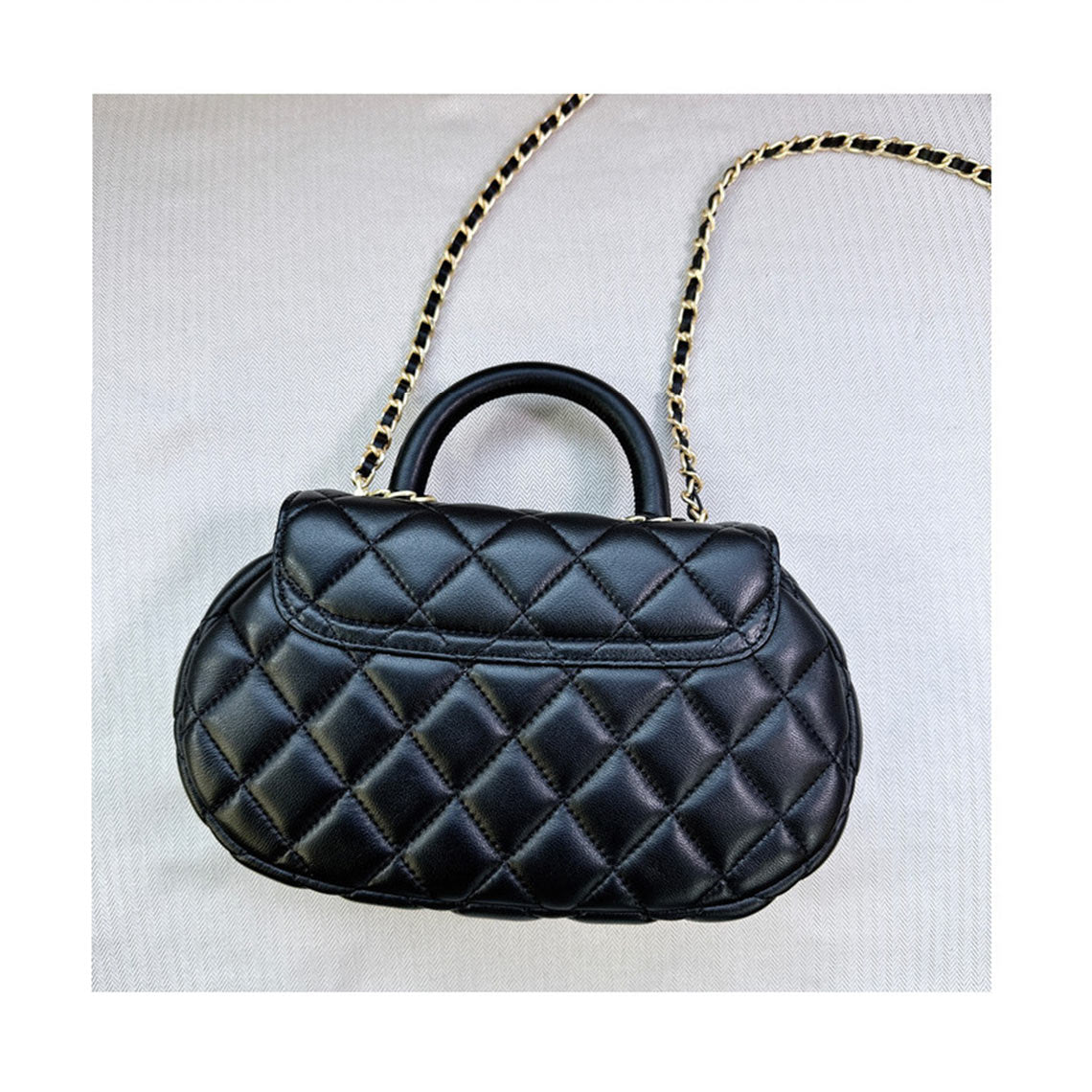 Quilted Sheep Leather Flap Handbag with Gold-Tone Chain Strap detail image 4