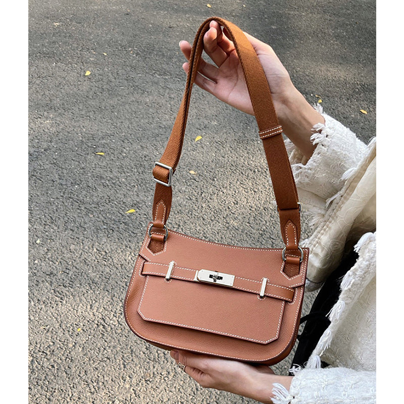Unisex Leather Messenger Bag with Adjustable Shoulder Strap detail image 1