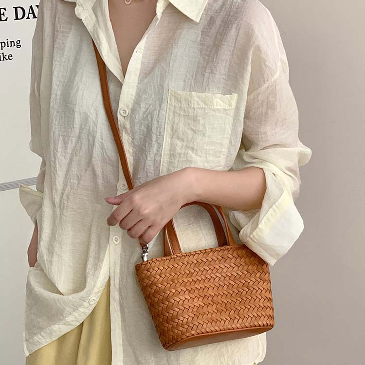 Hand-Woven Cowhide Tote Bag with Crossbody Strap in Five Colors detail image 6