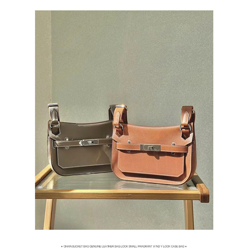 Unisex Leather Messenger Bag with Adjustable Shoulder Strap detail image 9