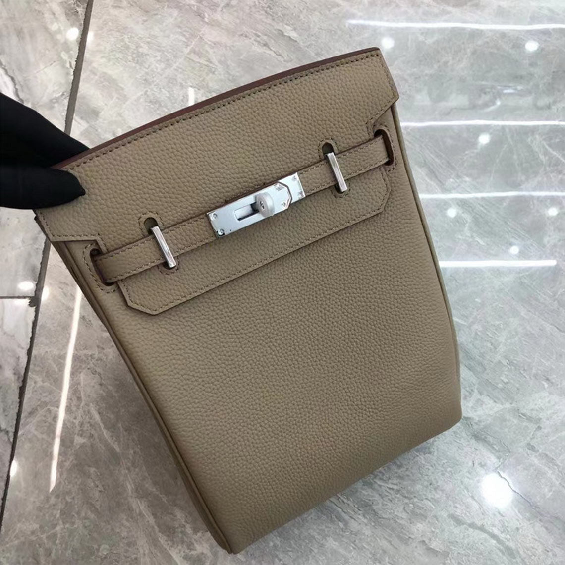 Top Grain Leather Unisex Crossbody Backpack with Turn Lock detail image 9
