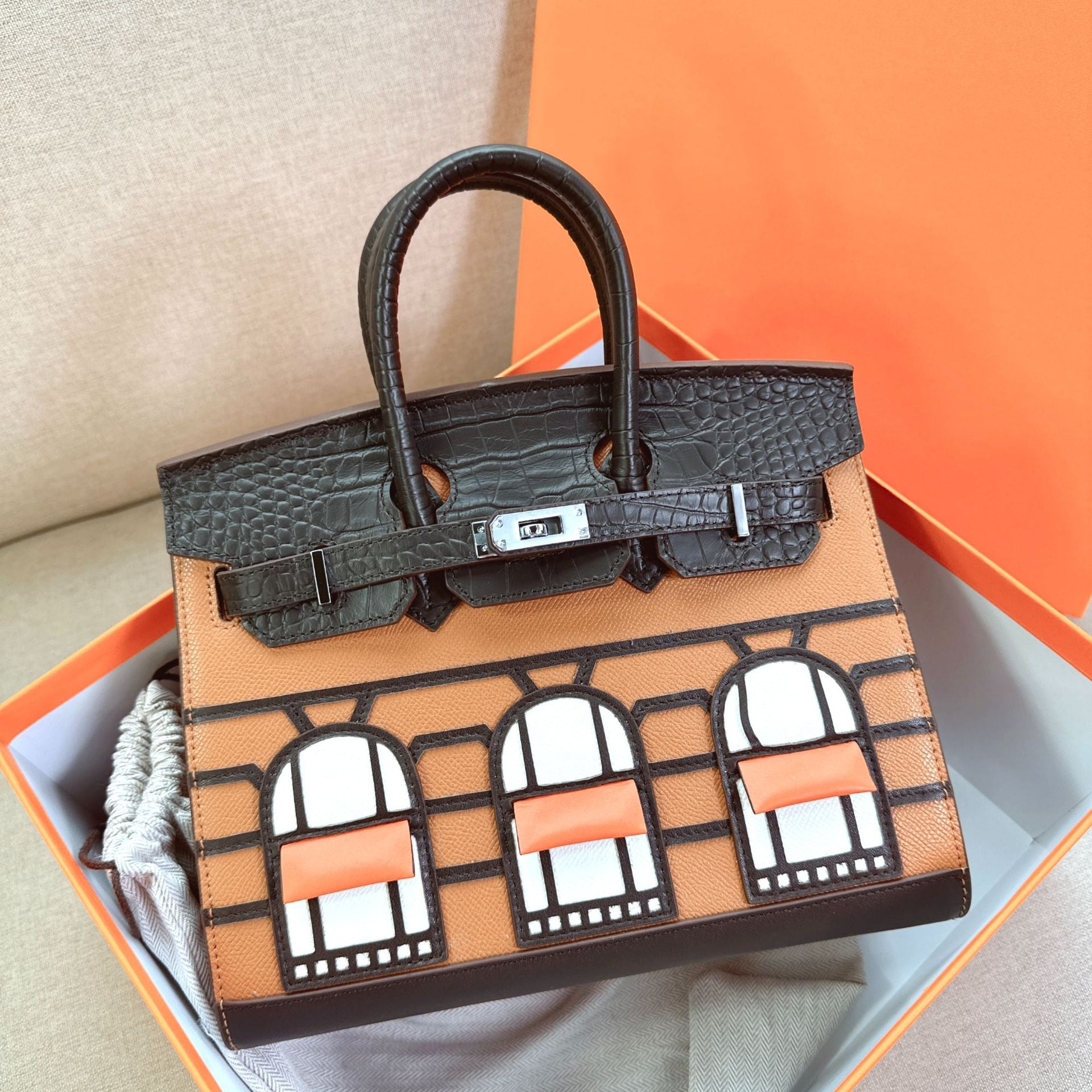 House-Shaped Top Handle Bag in Pebbled Grain Leather – Three Sizes detail image 8