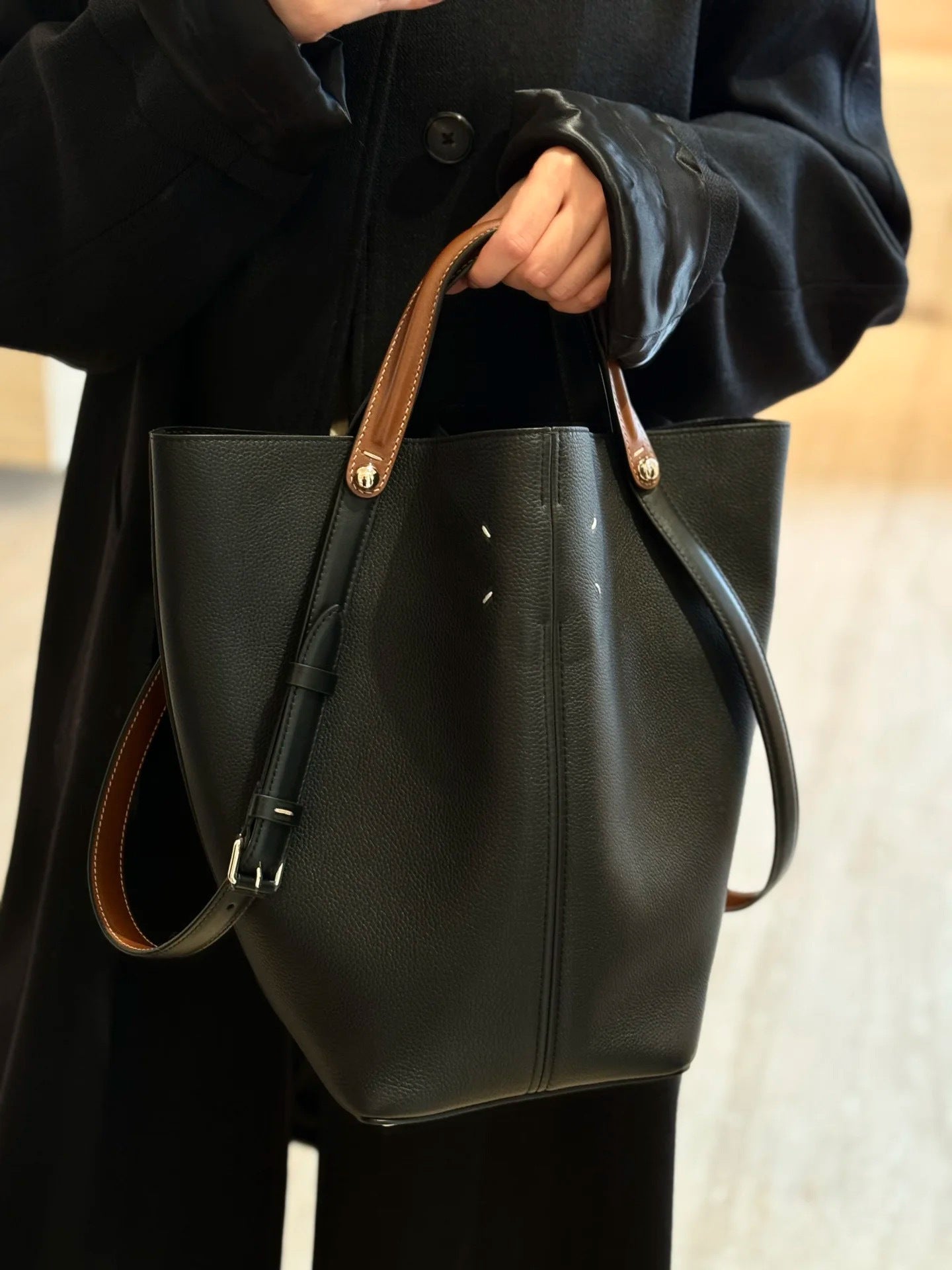 Top Grain Leather Bucket Bag with Shoulder Strap – Small and Large Sizes detail image 2