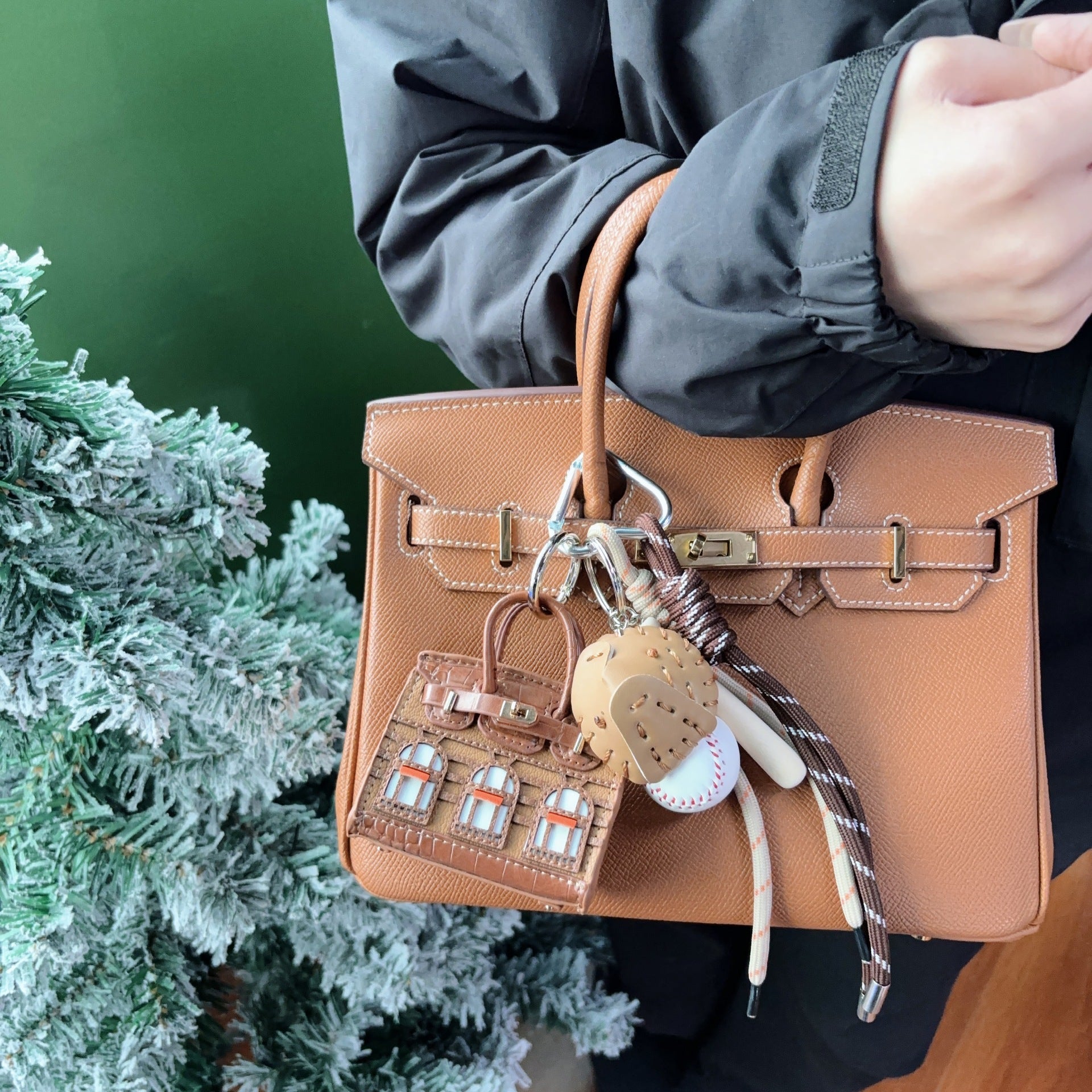 House-Shaped Mini Top Handle Bag Charm Keychain with Earphone Storage detail image 9
