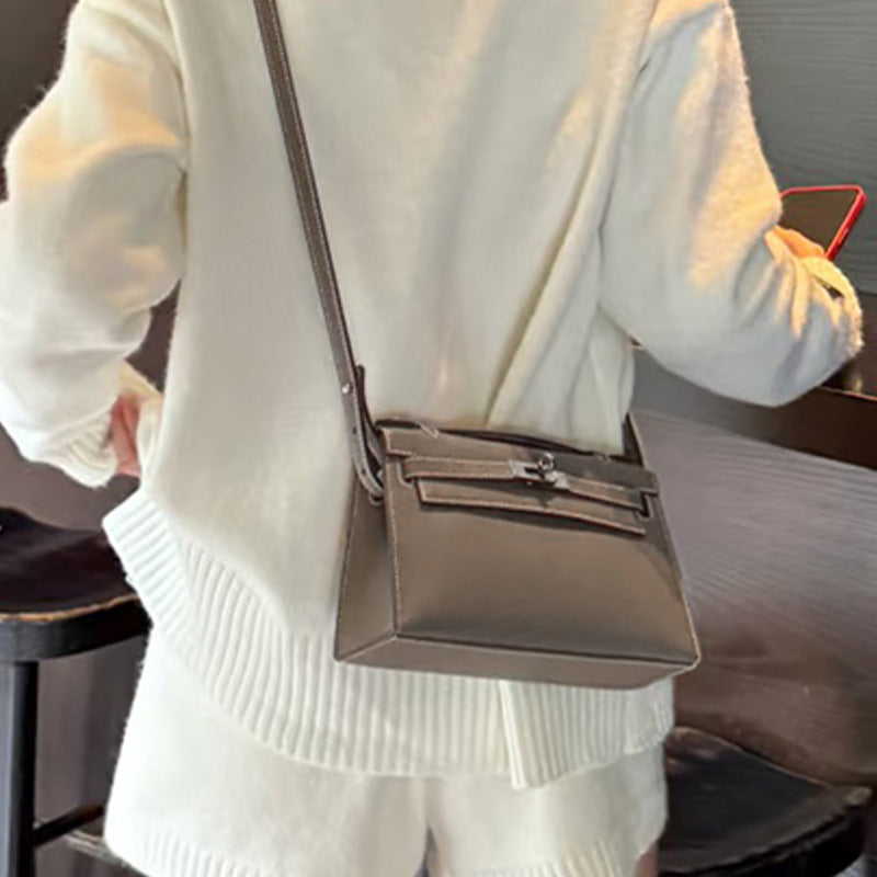 Smooth Calfskin Pochette Handbag with Detachable Shoulder Strap detail image 4