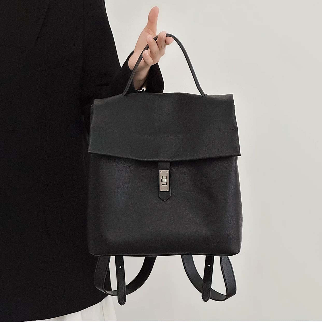 Vegetable-Tanned Cowhide Vintage Flap Backpack detail image 8